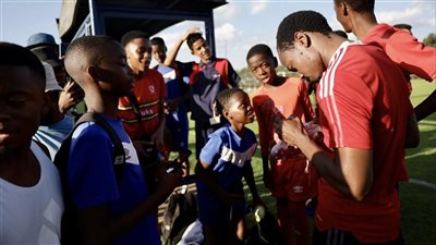 جماهير جنوب أفريقيا تلتف حول بيرسي تاو بمران الأهلي ( صور)