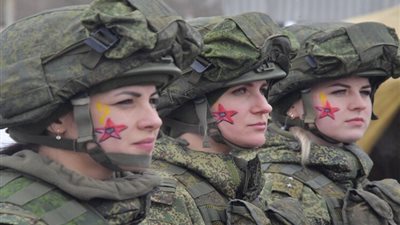  نساء الجيش الروسي في مهمة تجميلية على الجبهة (صور)