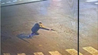 الجيش الإسرائيلي يداهم منزل منفذ عملية تل أبيب ويعتقل والده (فيديو)