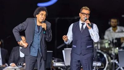 بساعة يتجاوز ثمنها 300 ألف دولار وعلاقة خاصة بمنير، شاهد عمرو دياب في كواليس حفل هاني شنودة 