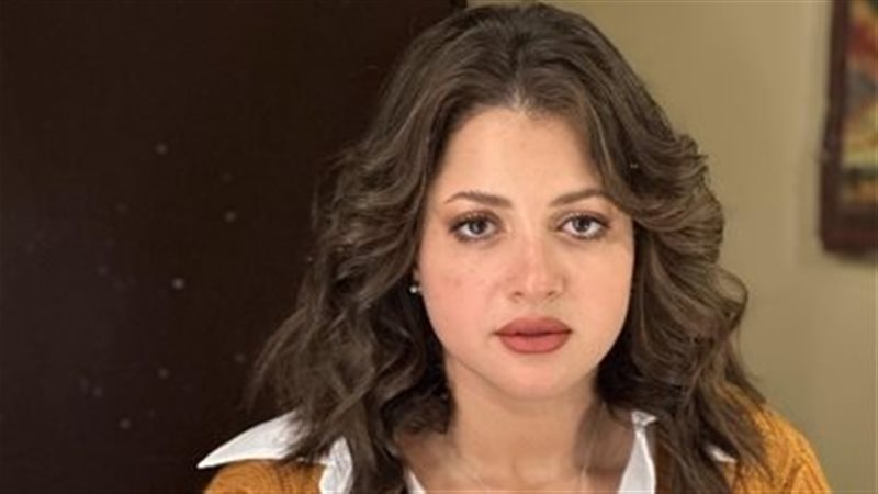 الفنانة مني فاروق،