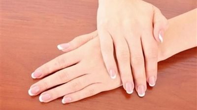 أبرزها القلق وقلة النوم، أسباب رعشة اليد