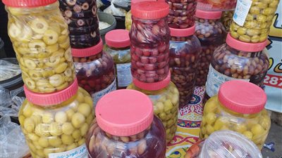 أشكال وأنواع مختلفة من المخللات تغزو أسواق البحيرة (صور)