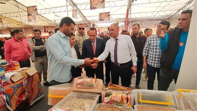 محافظ شمال سيناء يتفقد معرض مبادرة كلنا واحد بالعريش (صور)