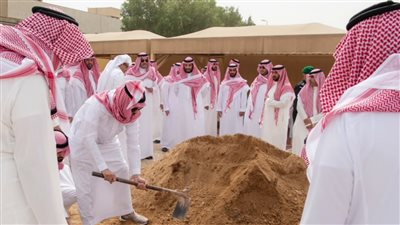 ولي العهد السعودي يشارك في تشييع جثمان الأميرة الجوهرة (صور)