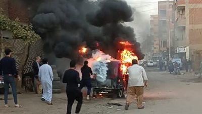 اشتعال النيران في توك توك بالمنوفية والأهالي ينقذون السائق (صور)