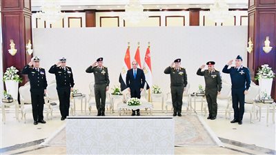 السيسي يلتقي قادة القوات المسلحة ويدير حوارا (صور)