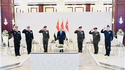 السيسي يؤدي صلاة الجمعة بمسجد المشير ويلتقي قادة القوات المسلحة (فيديو)