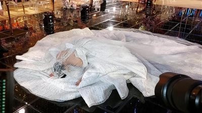 عروس حسن شاكوش ترفض مصافحة المعازيم قبل السجود للتعبير عن فرحتها (صور)