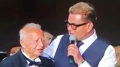 عمرو دياب: محمد منير قدوتي وهاني شنودة علمني إزاي أقف قدام المايك (فيديو)