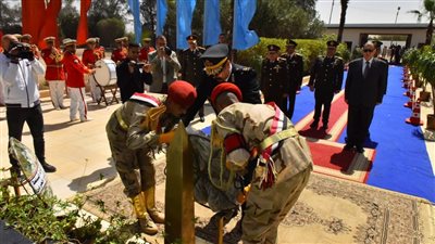  محافظ أسيوط يضع إكليل الزهور على النصب التذكاري للشهداء 