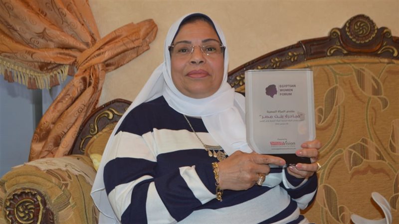 منى سيد تجمع بين