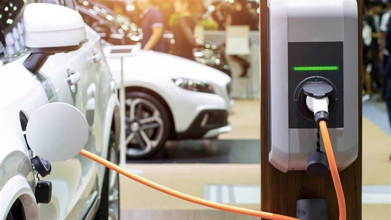 BMW I7 بمحطة الشحن،
