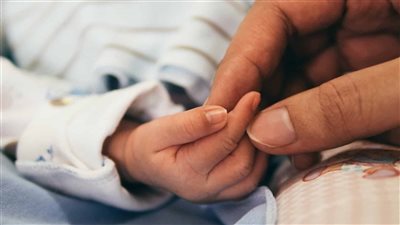 تشريح طفلة حديثة الولادة عثر عليها داخل كيس بلاستيك بأحد شوارع النزهة