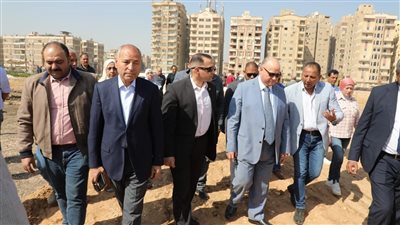 محافظ القاهرة يتفقد حديقة موقف الحي العاشر الجديد