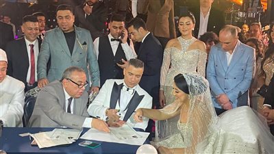 لحظة عقد قران حسن شاكوش، وموقف ظريف لعروسه أثناء أخذ البصمة (فيديو)