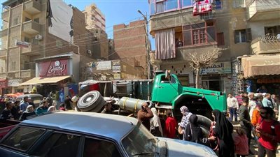 انقلاب سيارة نقل أمام مستشفى ميت غمر العام في الدقهلية 