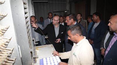 وزير التنمية المحلية ومحافظ بني سويف يتفقدان مشروعات الدواجن بشرق النيل