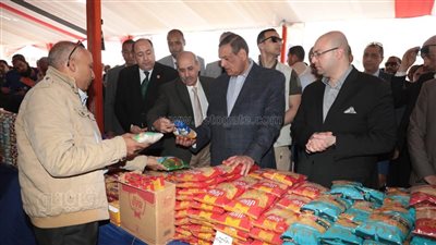وزير التنمية المحلية ومحافظ بني سويف يتفقدان معرض أهلًا رمضان بشرق النيل