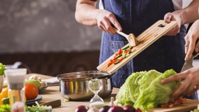 تفسير حلم الطبخ في المنام وعلاقته بالحياة الرغدة وكسب الكثير من الأموال 