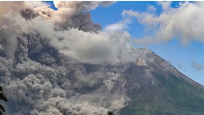 فيديو لبركان ضخم يثور في إندونيسيا مطلقا سحابة ساخنة 