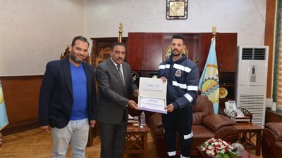 محافظ مطروح يكرم مسعفا وسائقا لأمانتهما وتسليمهما 179 ألف جنيه عثروا عليها داخل سيارة