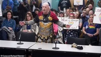 رجل يظهر في مدرسة أمريكية بملابس يوليوس قيصر