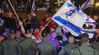 سيارة تستهدف حشود المتظاهرين ضد حكومة نتنياهو في إسرائيل (فيديو)