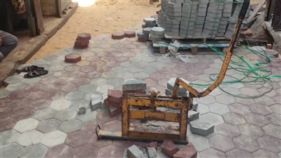 الوحدة المحلية بملوي تواصل تركيب بلاط الإنترلوك بالشوارع الداخلية والفرعية