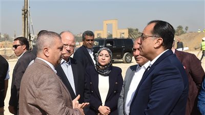 رئيس الوزراء ومحافظ القاهرة يتفقدان أعمال تطوير حدائق الفسطاط