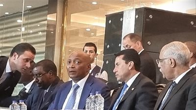 أشرف صبحي وجمال علام وموتسيبي يحضرون نهائي أمم أفريقيا للشباب (صور)