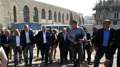 رئيس الوزراء يتفقد أعمال المرحلة الثانية من مشروع تطوير سور مجرى العيون