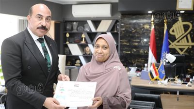 محافظ أسوان يكرم معلمة بمدرسة الرغامة البلد للتعليم المجتمعي 