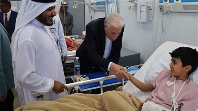 محافظ جنوب سيناء يزور أسرة سعودية تعرضت لحادث سير برأس سدر