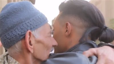 عجوز لـ محمد رمضان من كواليس فيلم هارلي: شايفك الزعيم المنتظر (فيديو)