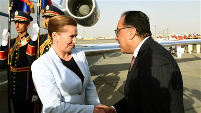 مصطفى مدبولي يستقبل رئيسة وزراء الدنمارك بمطار القاهرة
