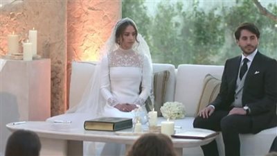زفاف نجلة عاهل الأردن، الظهور الأول للأميرة إيمان بالفستان الأبيض (صور)