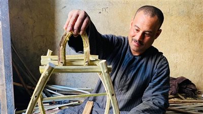 فانوس رمضان الجريد يضيء شوارع المنيا.. عم رضا: الفانوس بـ10 جنيهات.. و