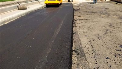 وضع الطبقة السطحية لطريق عمرو بن العاص بالبدرشين (صور)