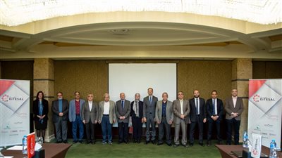 خبراء يدعون إلى تكاتف الحكومة والقطاع الخاص لمواجهة تقلبات الثورة الصناعية الرابعة 