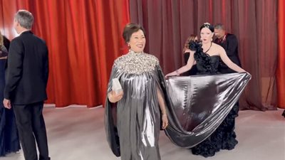 الأوسكار، رئيسة الأكاديمية تصل لسجادة الحفل الـ 95 (فيديو)