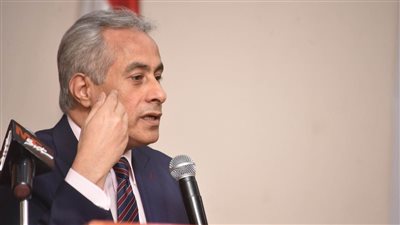 وزير القوى العاملة يعقد اجتماعه الأسبوعي مع مديري المديريات