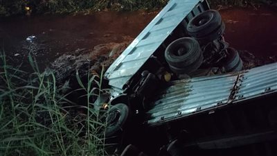 انقلاب تريلا في مصرف بالغربية، السائق قفز في المياه والتباع أصيب