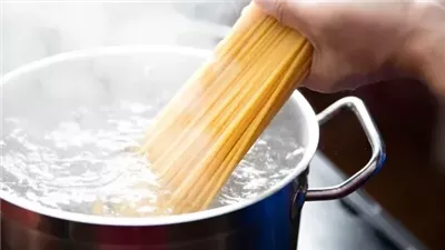 إضافة الملح للماء عند سلق المكرونة خطر جدًا
