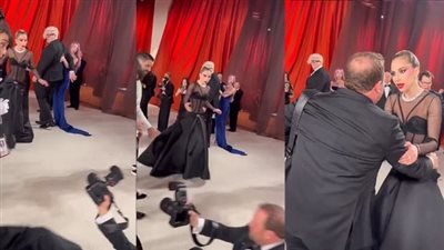 الأوسكار، ليدي جاجا تسرع لمساعدة مصور بعد وقوعه علي الأرض (فيديو)