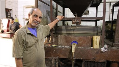 من المعلمين الكبار، اعرف طريقة عمل الطحينة بالسرجة (فيديو وصور)