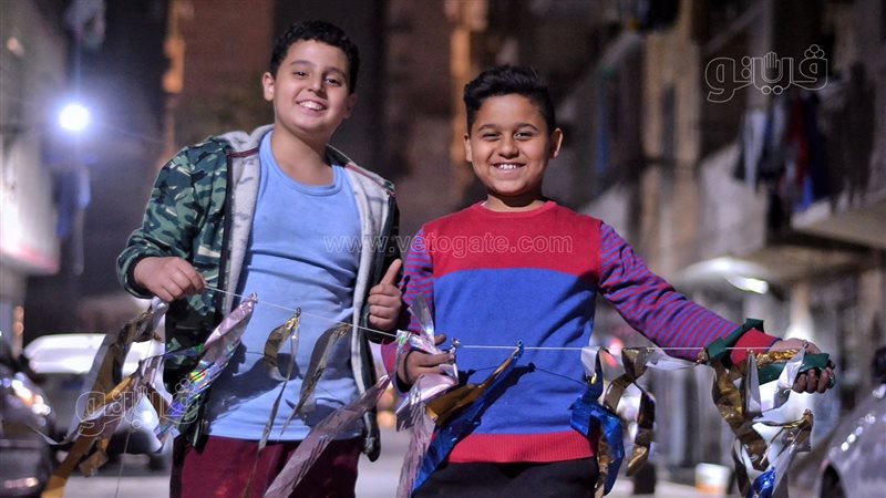 الأطفال يعلقون الزينة