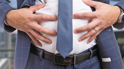 لعلاج غازات البطن والانتفاخ، مشروبات عشبية وأطعمة مفعولها سريع 