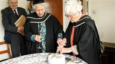 معمرتان تحصلان على الشهادة الجامعية بعد أكثر من 60 عاما على تخرجهما (صور) 