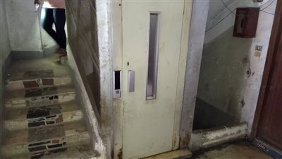 أسرة طفل سقط في بئر الأسانسير: انزلقت قدمه خلال فتح الباب